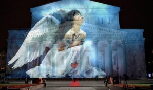 На фасаде Большого театра в Москве появились «Ангелы»