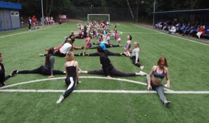 Студия эффективной растяжки провела в парке яркий флэшмоб