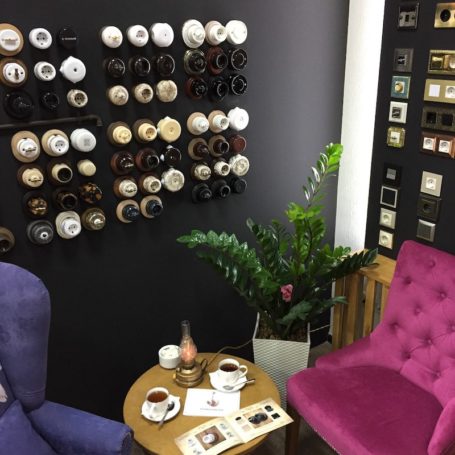 В Москве открылся новый салон электрики для современных и ретро интерьеров