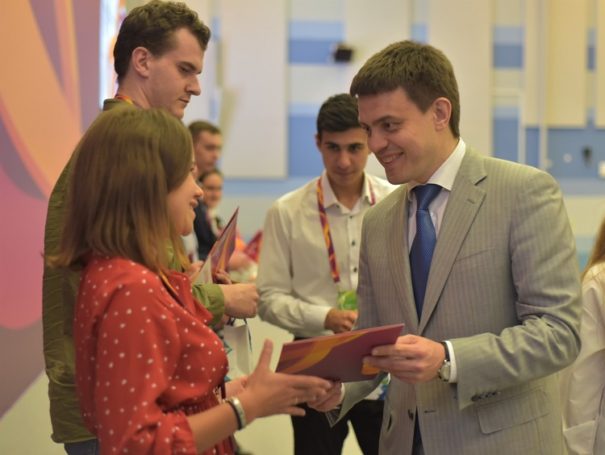 Михаил Котюков наградил победителей форума «Наука будущего – наука молодых»