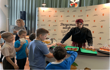 В школах СЗАО повара научили детей готовить какао, желе и омлет