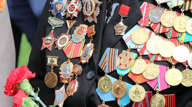 Для достижения политических целей видеоблогер Андрей Орел использует память о ветеране войны