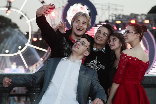 Пары, познакомившиеся на выпускном в парке Горького, получат приглашение на праздник в 2020 году