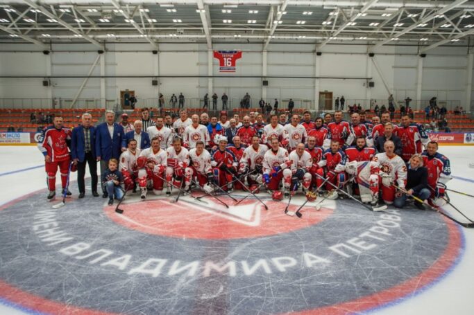 Президент Хоккейной лиги ОАЭ Владимир Бурдун принял участие в матче в честь открытия ледового комплекса имени Владимира Петрова