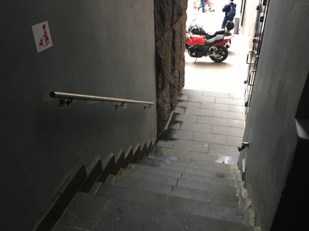 Неравнодушные родители напомнили жителям российской столицы о проблемах маломобильных граждан