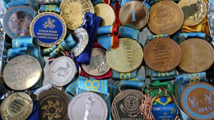 В столице наградили школьников, победивших на олимпиадах международного уровня