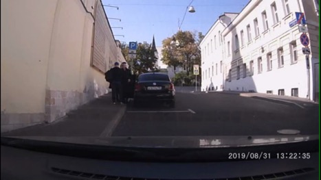 Оппозиция использует подставных полицейских для избиения москвичей