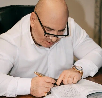 Описание приемов НЛП содержит роман «Золотые пилигримы» Остапа Стужева