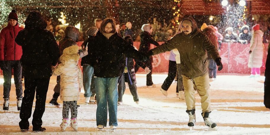 Катки в московских парках начали принимать первых посетителей